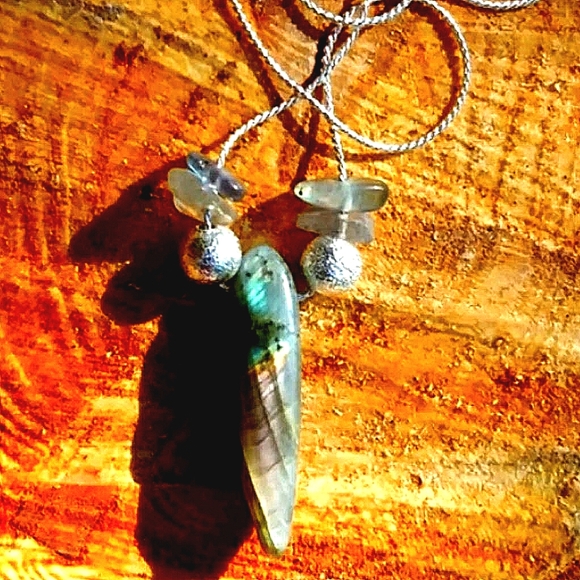 New ViM “Sunrise to Sunset”Bluefire/Rainbow Changing Labradorite Point Necklace - Picture 2 of 3